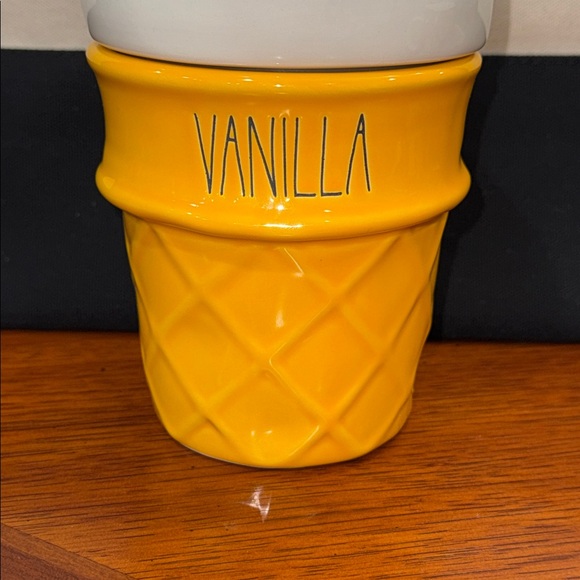 NWT Rae Dunn Ceramic Ice Cream Cone Vanilla Cream Scented Candle 10.8oz w/lid - Picture 2 of 11